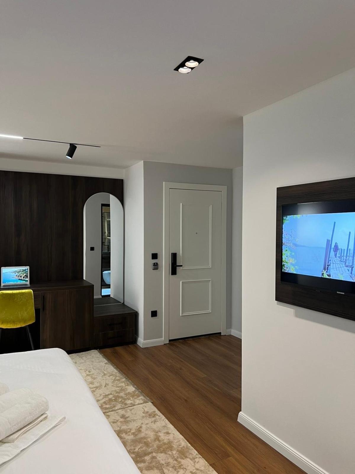 Hotel Europa Prishtina Pristina Buitenkant foto